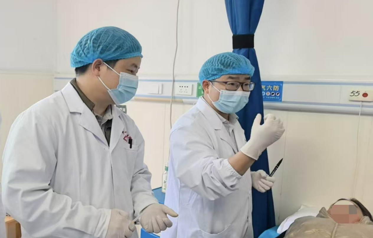 专家下沉传技艺 中医治痛惠民生 碧涌镇中心卫生院开展疼痛科专家带教诊疗活动