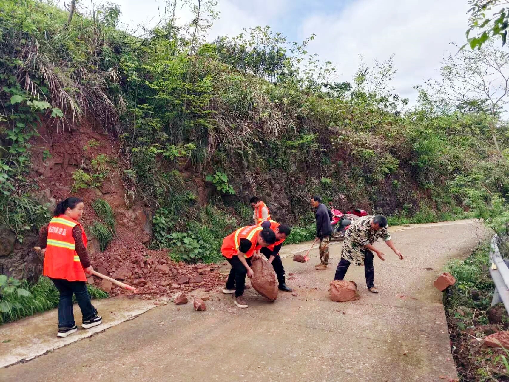 罗卜田乡：清障除患护民生 美化道路助振兴