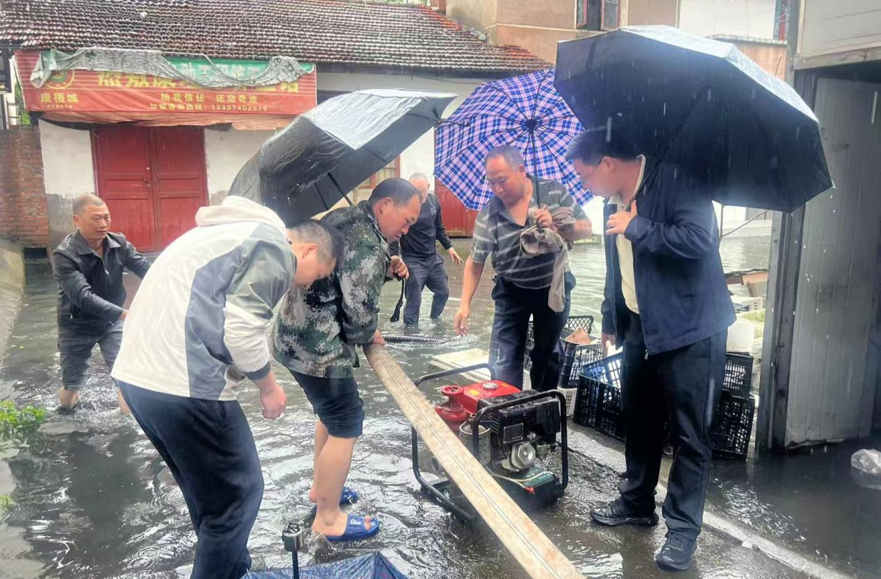 暴雨突发内涝 芷江镇紧急排涝保民生