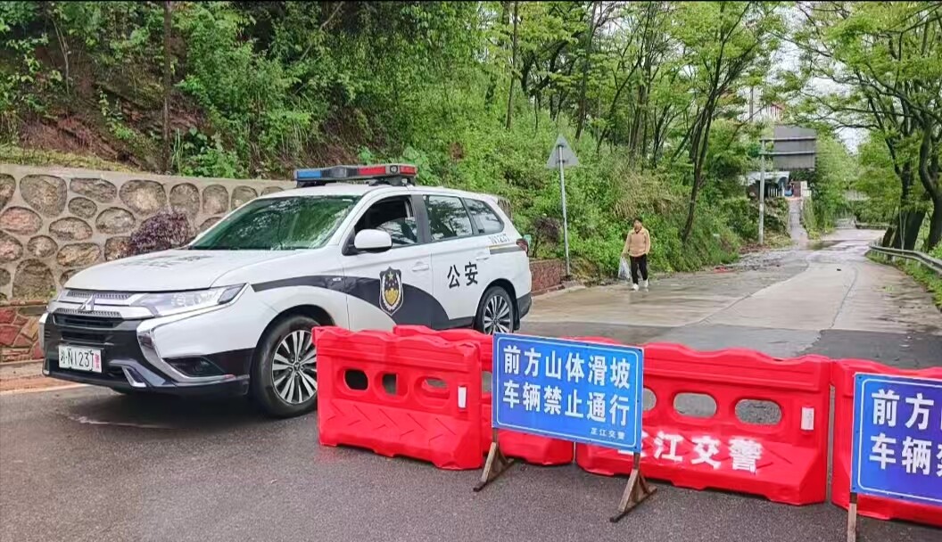 芷江公路建设养护中心开展汛期应急抢险演练