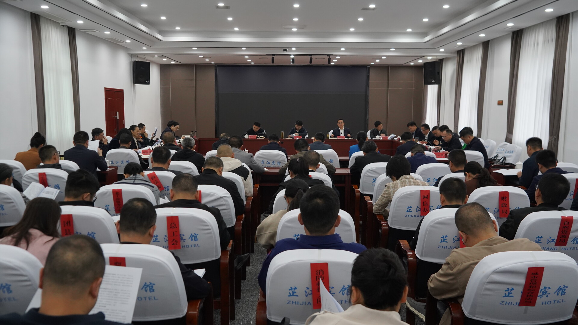 梁志平主持县委理论学习中心组集体（扩大）学习