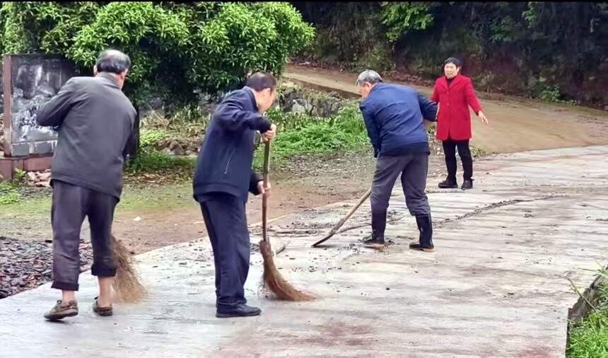 土桥镇两户村：雨后清淤保畅通 邻里同心护家园