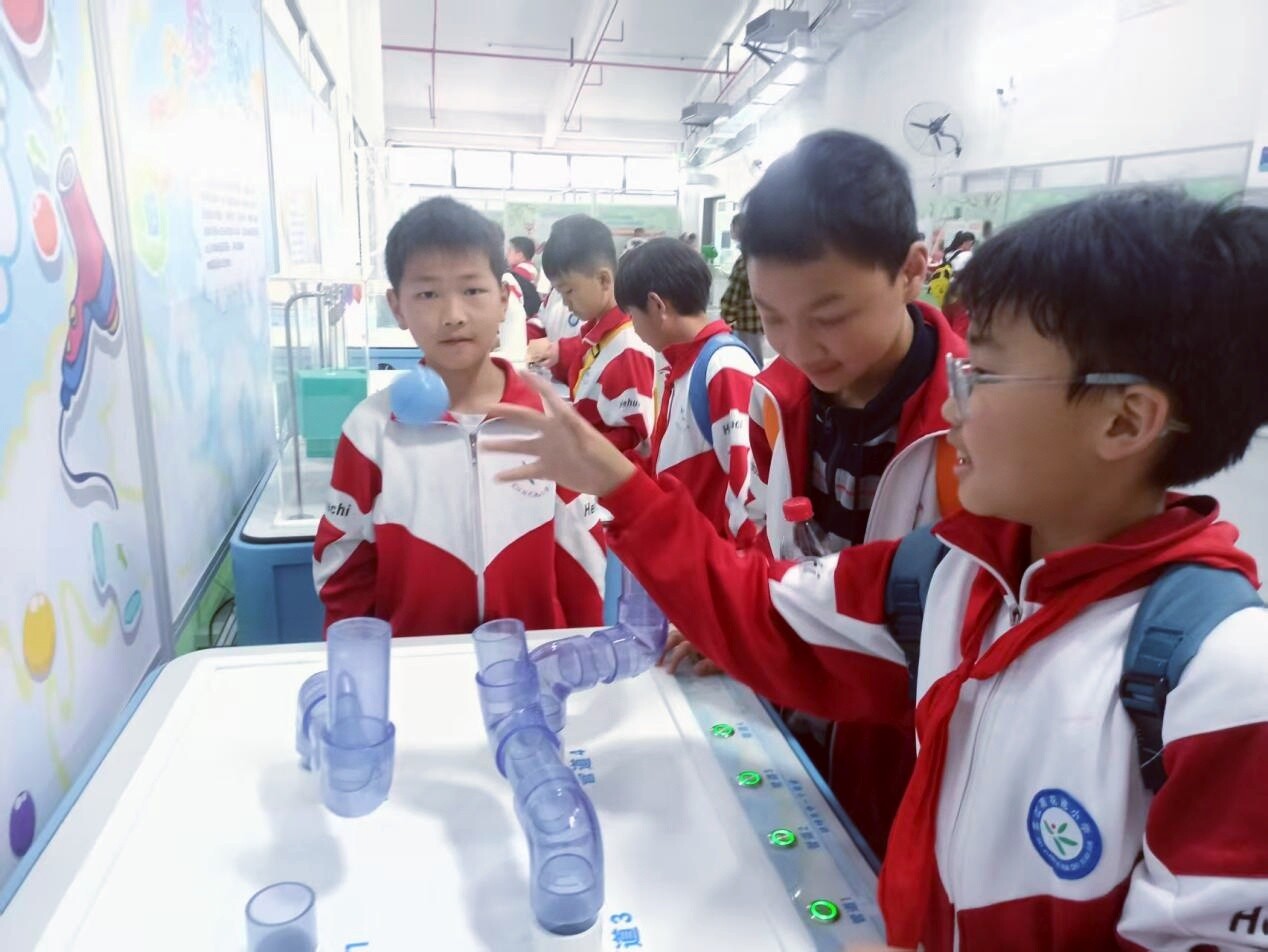 荷花池小学四年级师生走进芷江科技馆开展科普研学活动