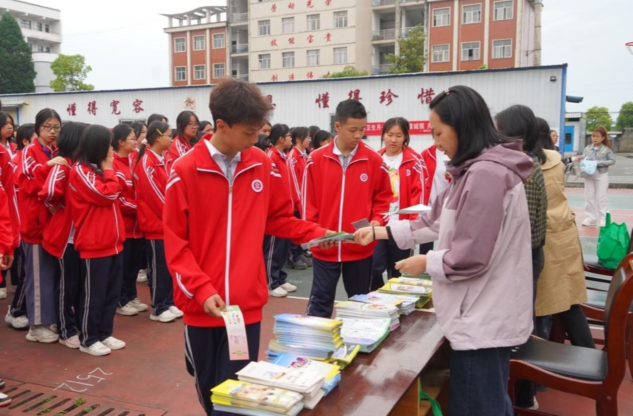 芷江“健康科普行——万场健康知识讲座”健康知识进校园活动举行