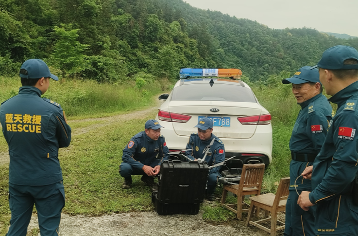 深夜搜救暖民心 芷江救援队成功寻回走失老人