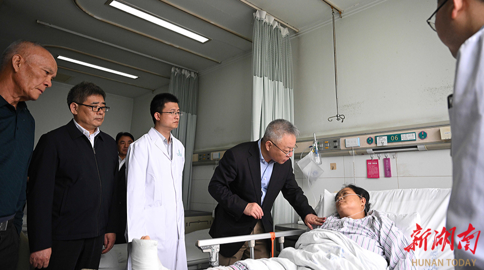 沈晓明看望浏阳华盛烟花厂爆炸事故收治伤员
