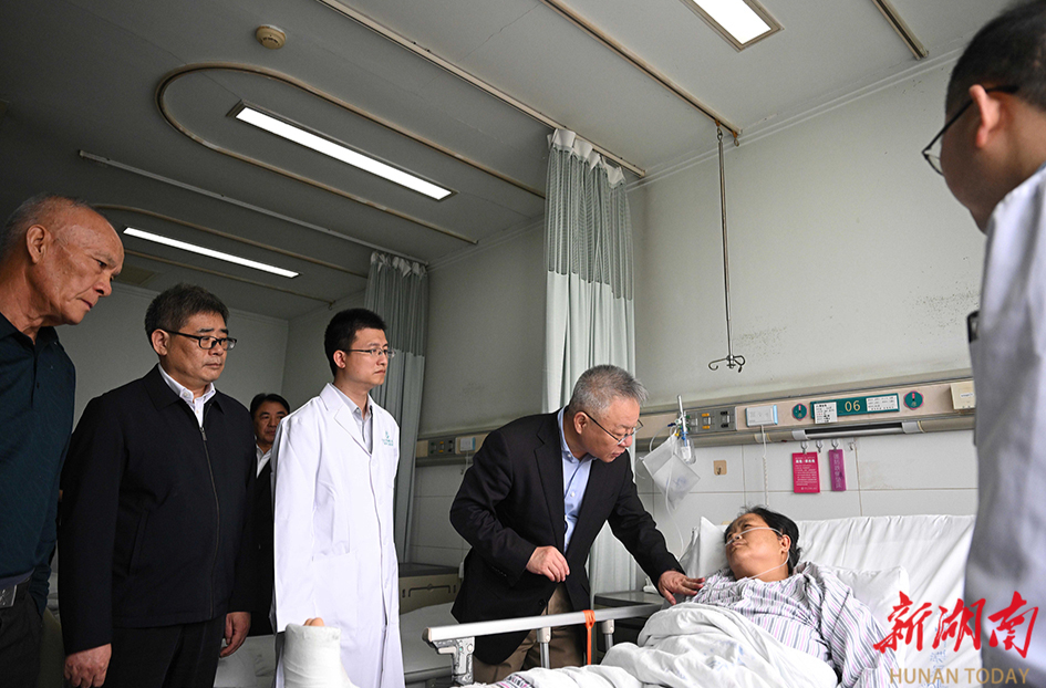 沈晓明看望浏阳华盛烟花厂爆炸事故收治伤员