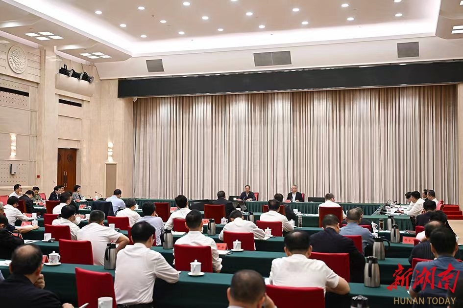 省委理论学习中心组开展集体学习 吴汉圣作辅导报告 沈晓明主持并讲话