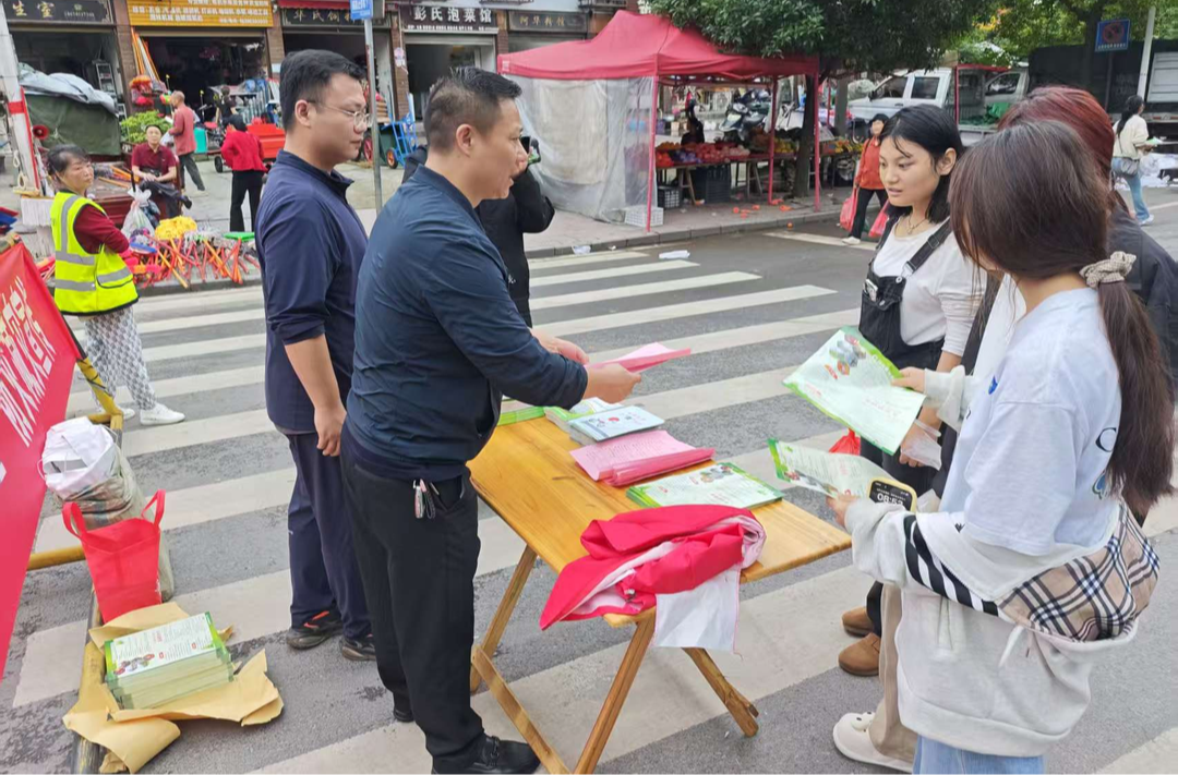 罗旧镇巧借“赶集日”多部门联动开展防灾减灾宣传
