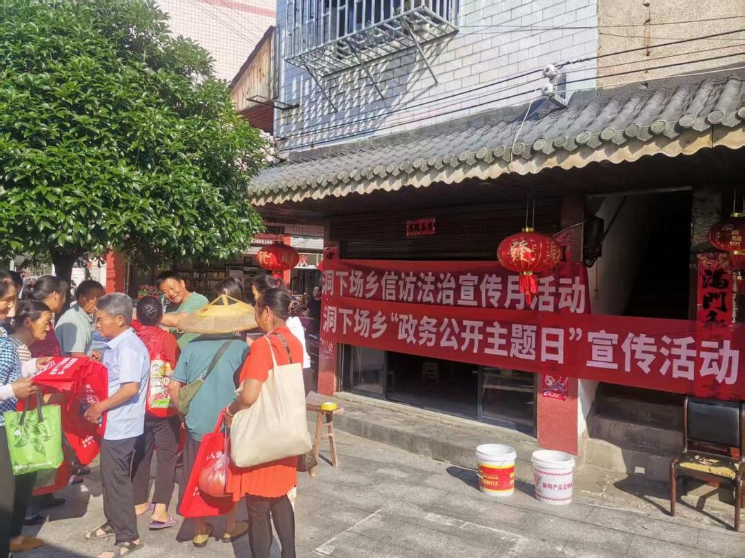 洞下场乡：赶集日“摆摊设点”送服务