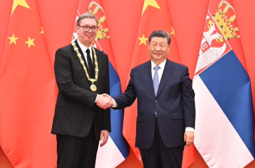 近镜头｜这枚勋章，见证中塞铁杆友谊