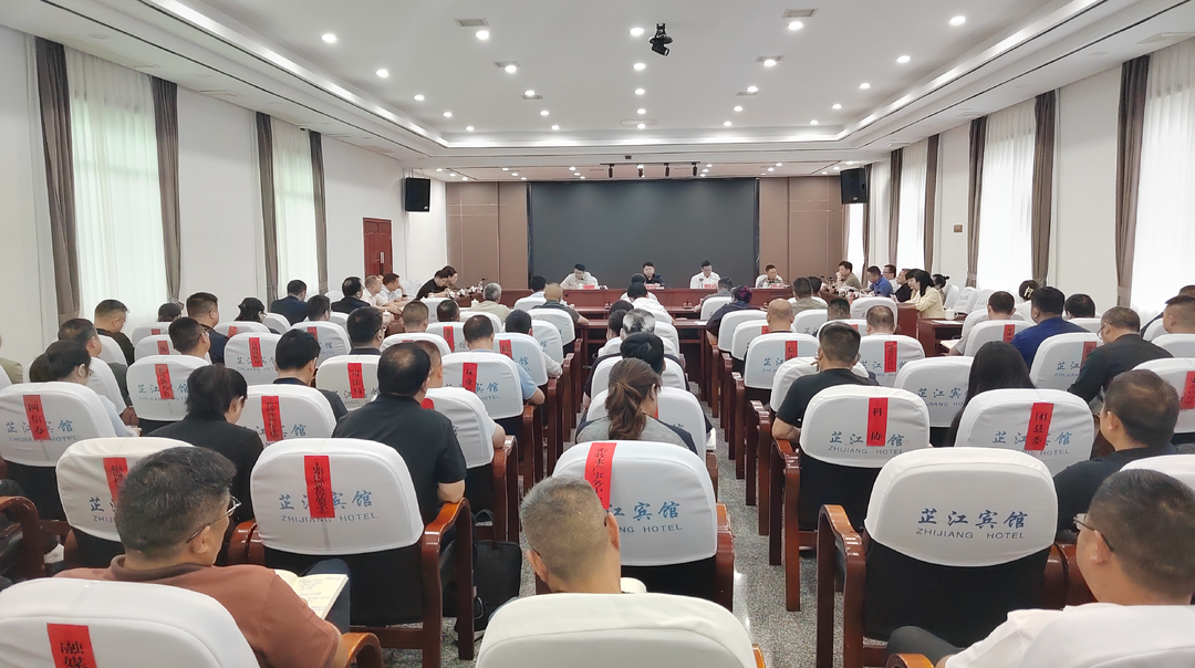 梁志平主持县委理论学习中心组集体学习