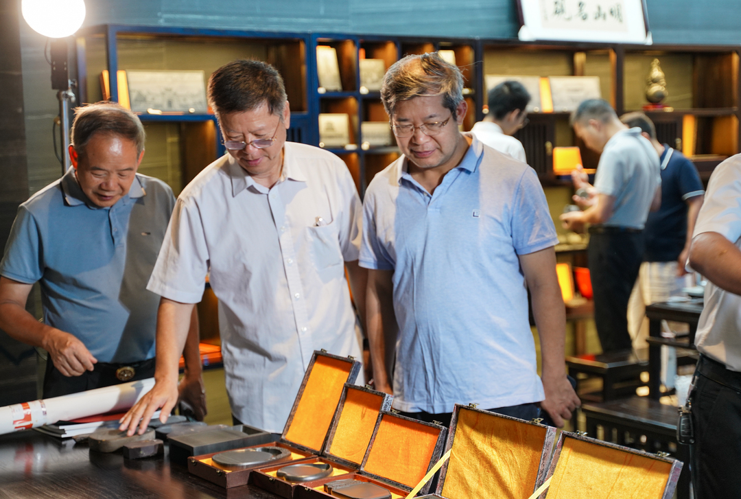 肇庆市端砚协会专家组来芷江调研明山砚石产业发展