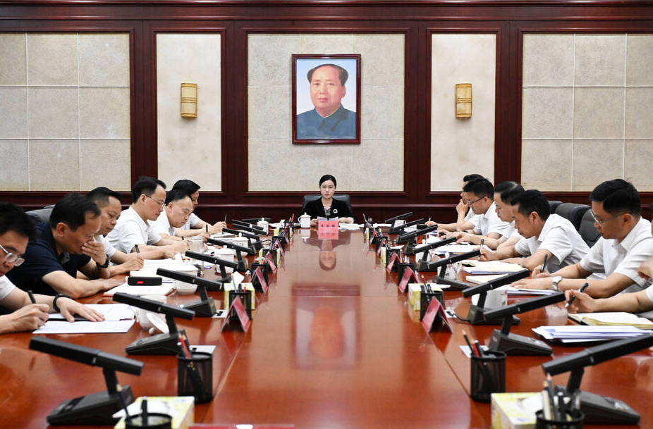 韦朝晖主持市委理论学习中心组集体学习