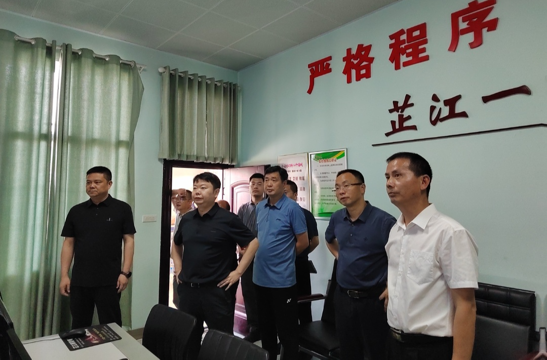 梁志平督导检查高考准备工作