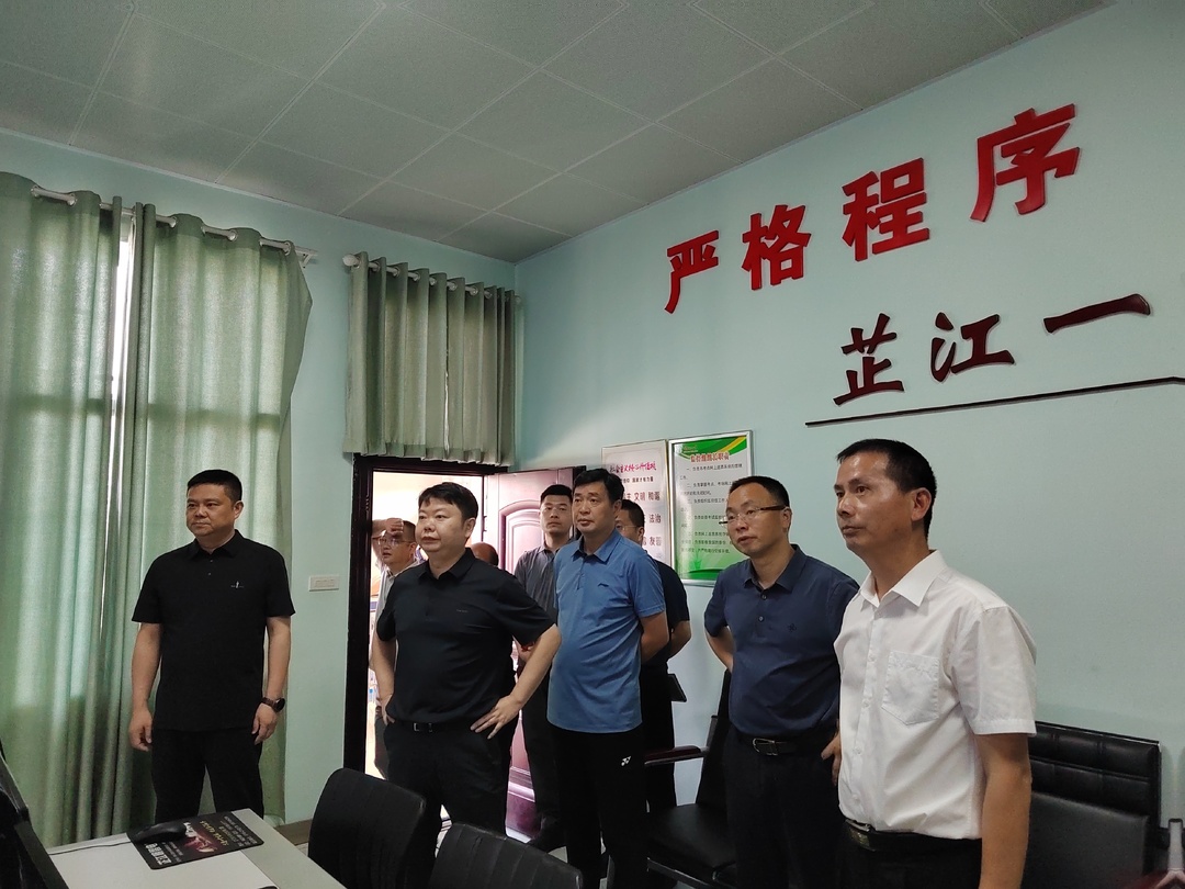 梁志平督导检查高考准备工作