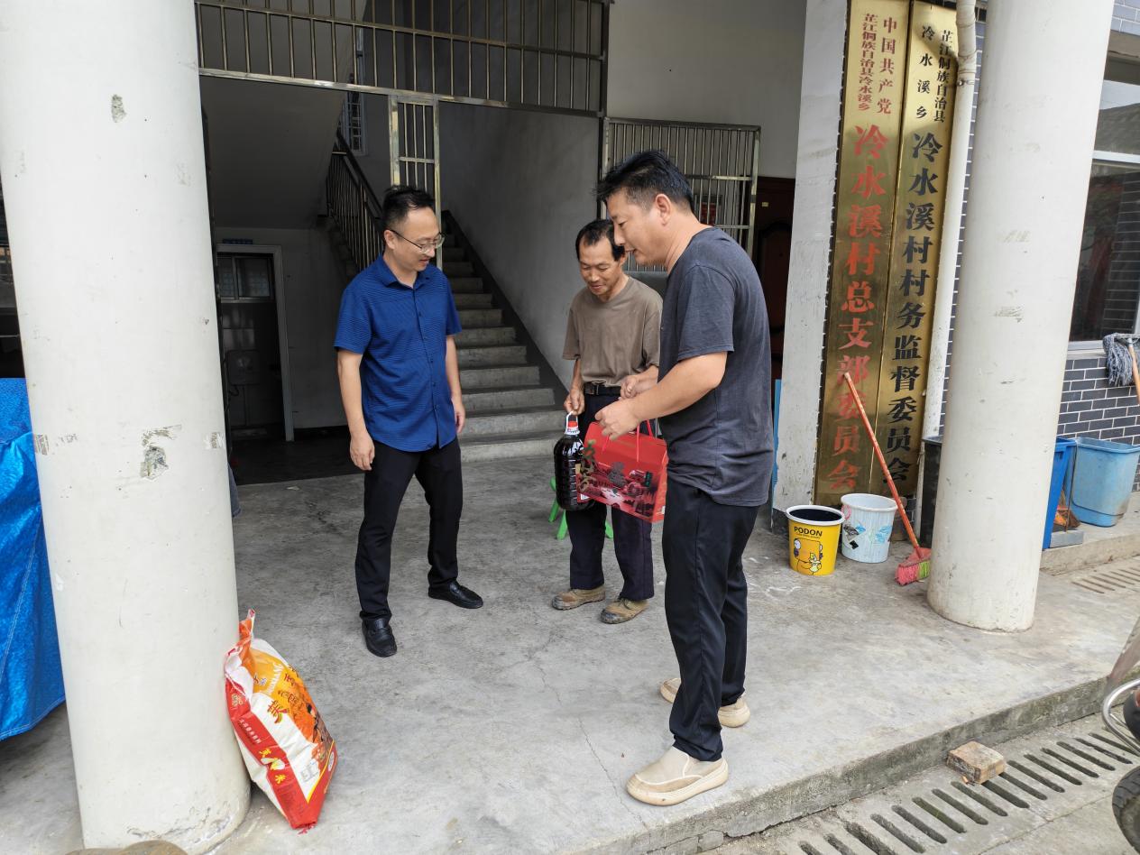 冷水溪乡开展计生特扶家庭端午慰问活动