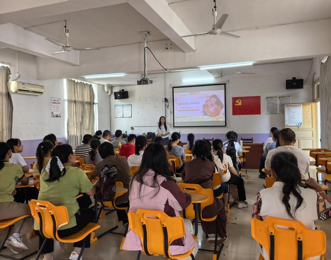 “向阳花”家庭教育讲座走进楠木坪镇小学