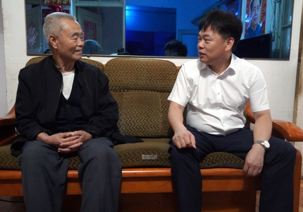 杨学锋走访慰问退休老干部