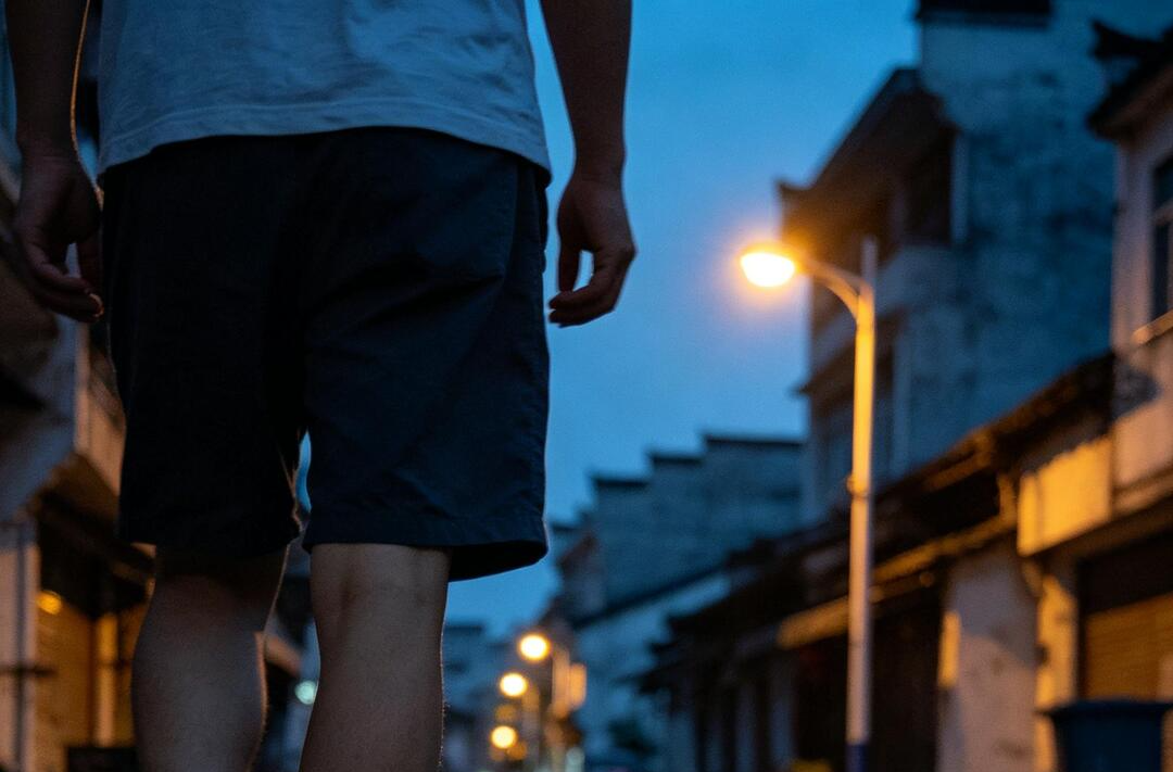 晚安，芷江｜穿拖鞋出门，是一种“不讨好”的自由