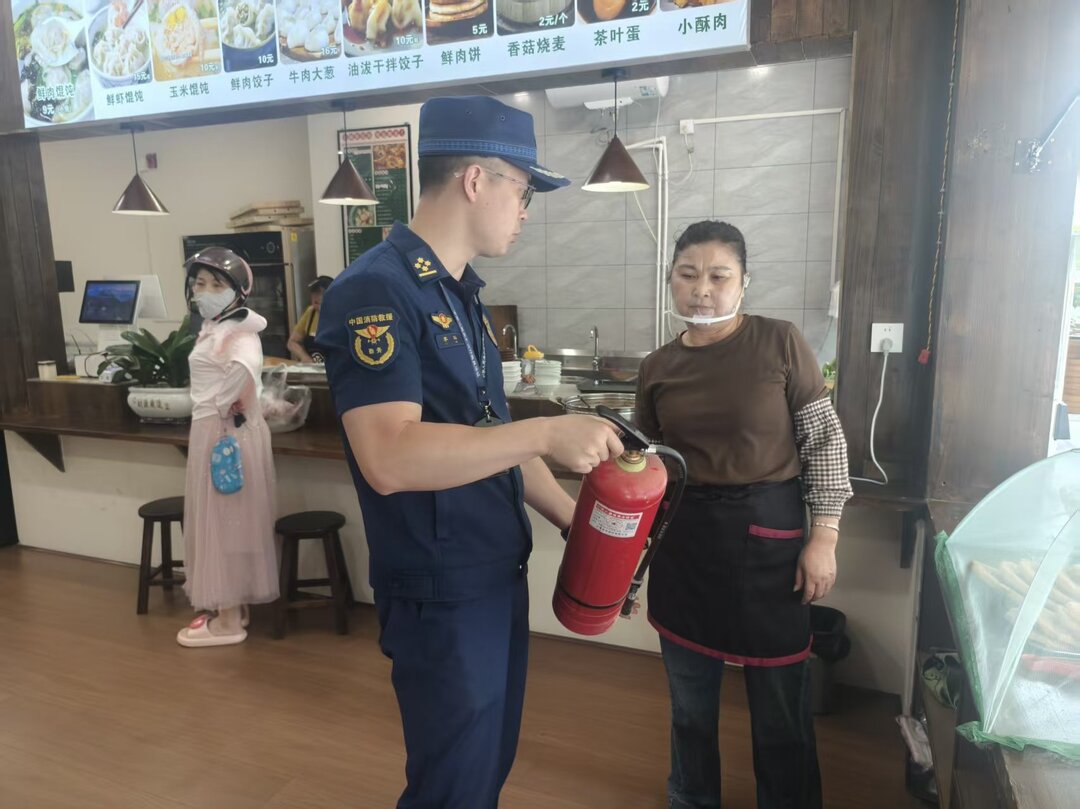 芷江消防救援大队深入辖区九小场所开展消防安全专项检查
