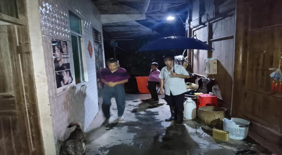 让党旗在防汛一线高高飘扬丨岩桥镇：提前预警 周密部署 全力迎战本轮暴雨险情