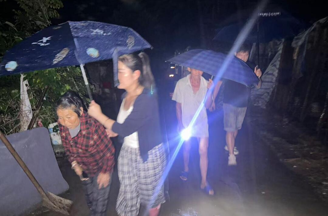 让党旗在防汛一线高高飘扬丨芷江镇：闻汛冲锋担使命 暖心安置护民安