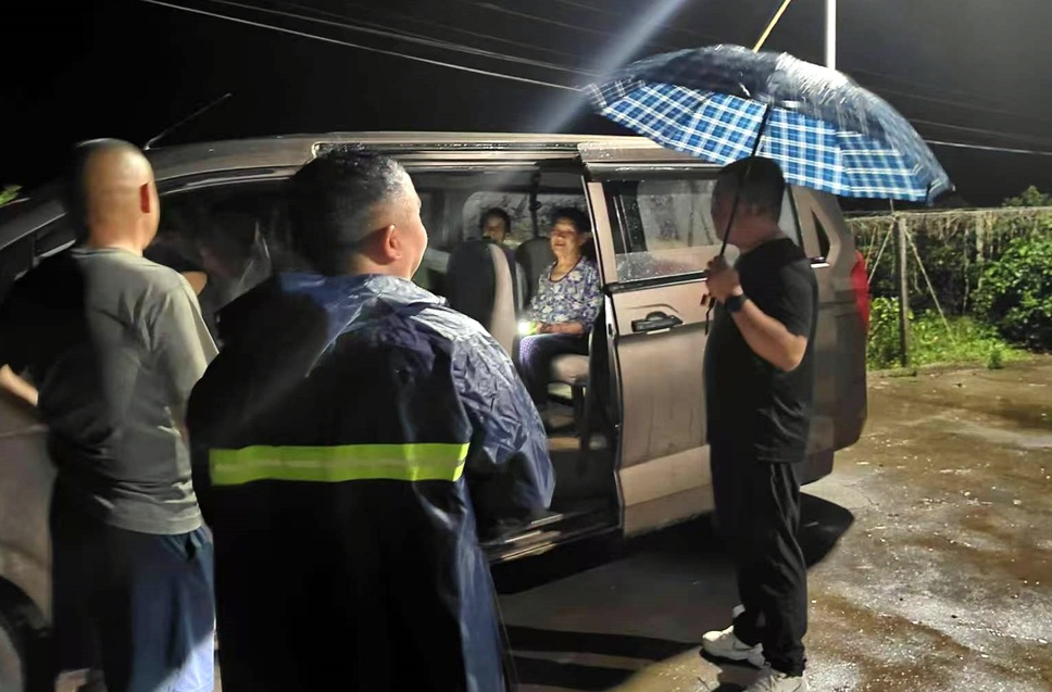 让党旗在防汛一线高高飘扬丨雨夜紧急集结 迷彩连夜护航 罗卜田乡基干民兵紧急转移地质灾害隐患点群众