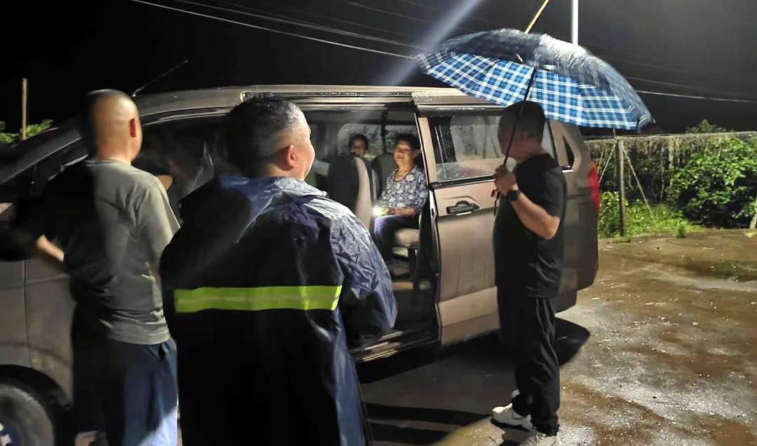 让党旗在防汛一线高高飘扬丨雨夜紧急集结 迷彩连夜护航 罗卜田乡基干民兵紧急转移地质灾害隐患点群众