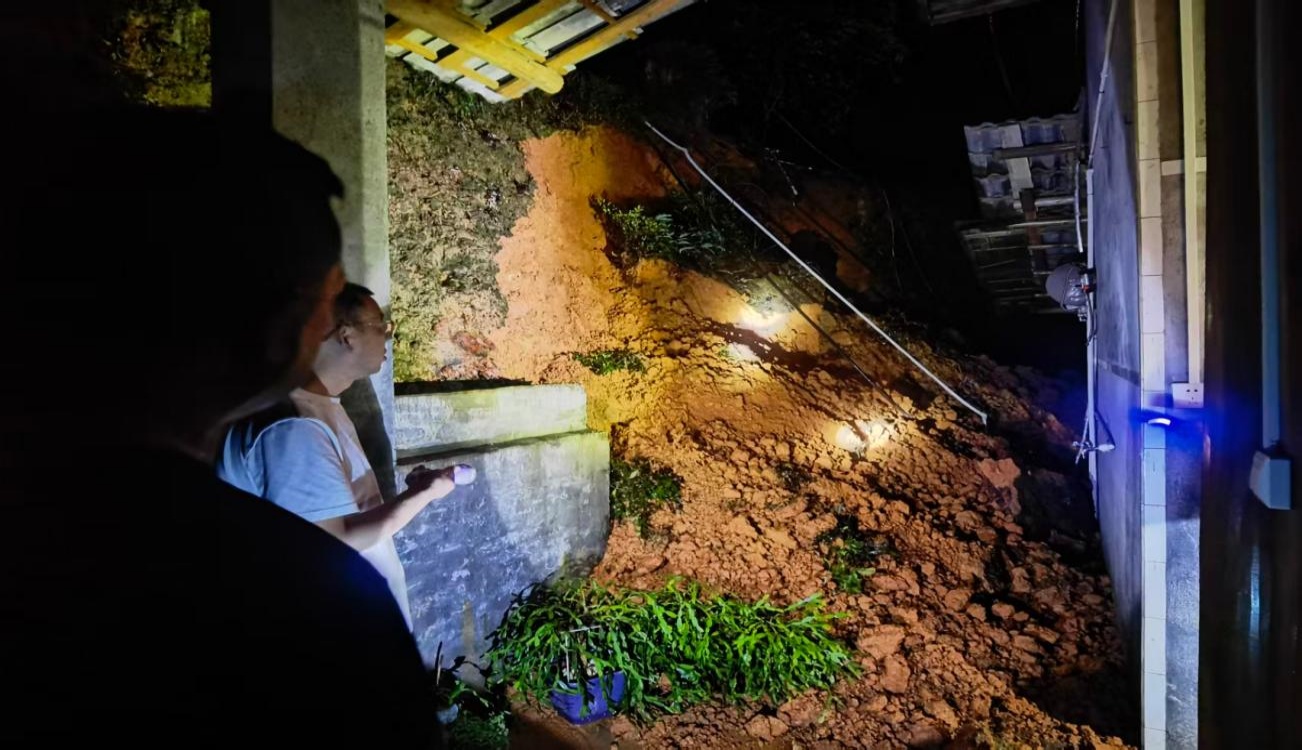 让党旗在防汛一线高高飘扬丨风雨守夜人！三道坑镇昼夜奋战筑牢防汛安全堤