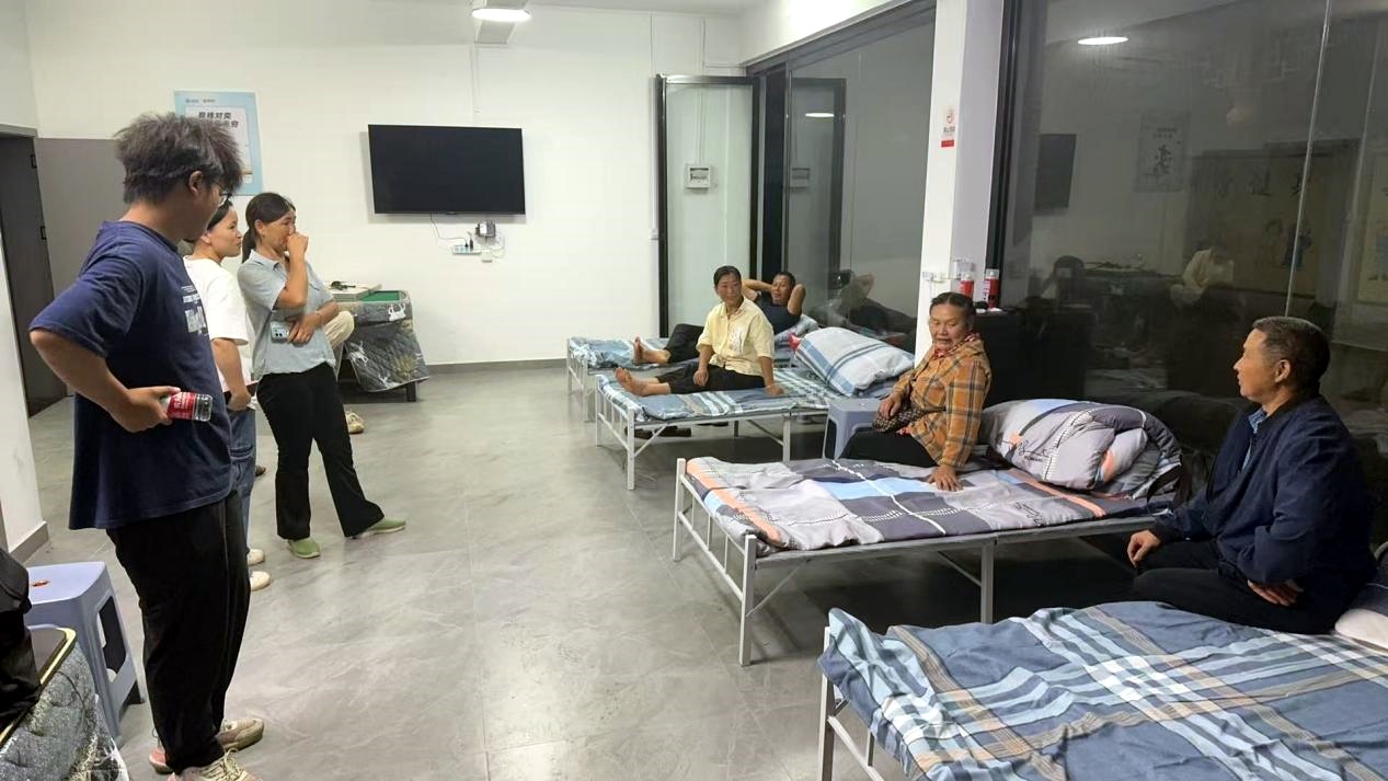 让党旗在防汛一线高高飘扬丨晓坪乡：暴雨来袭护民安 紧急转移显担当