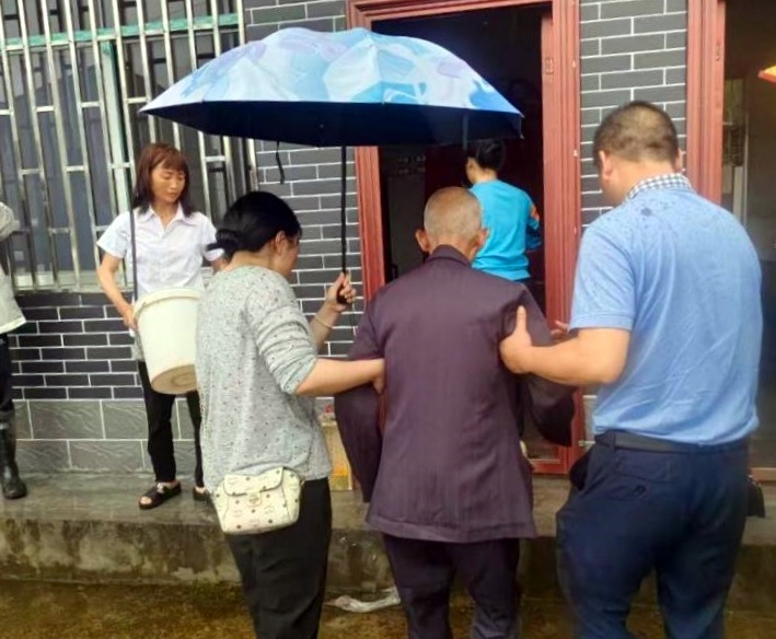 让党旗在防汛一线高高飘扬丨芷江镇：闻汛冲锋担使命 暖心安置护民安