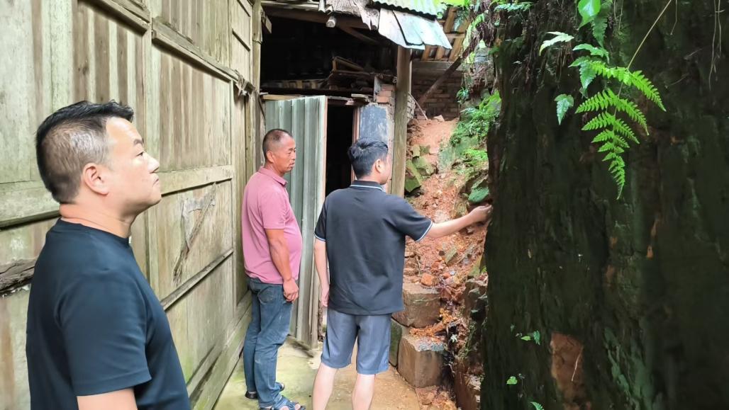 让党旗在防汛一线高高飘扬丨土桥镇：闻“汛”而动 冒雨前行 全力开展汛期隐患排查及群众避险转移工作