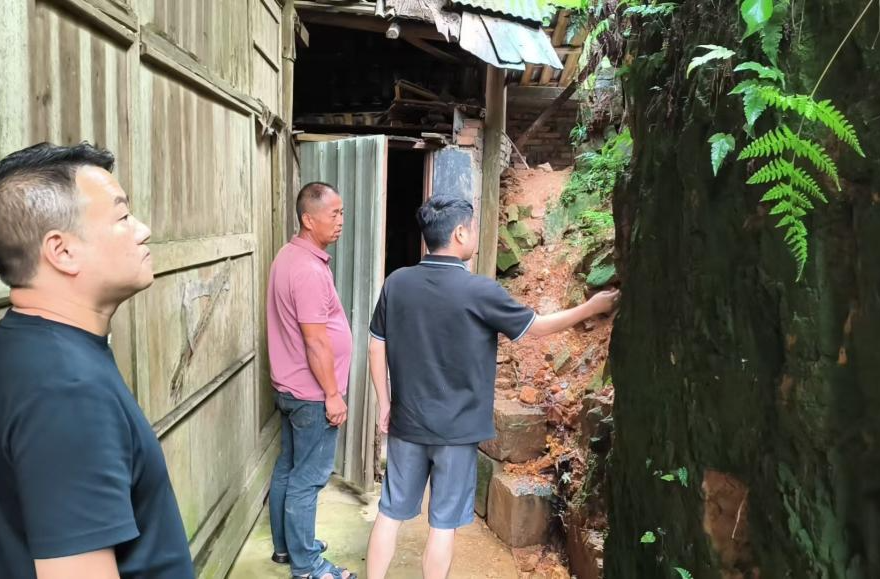 让党旗在防汛一线高高飘扬丨土桥镇：闻“汛”而动 冒雨前行 全力开展汛期隐患排查及群众避险转移工作