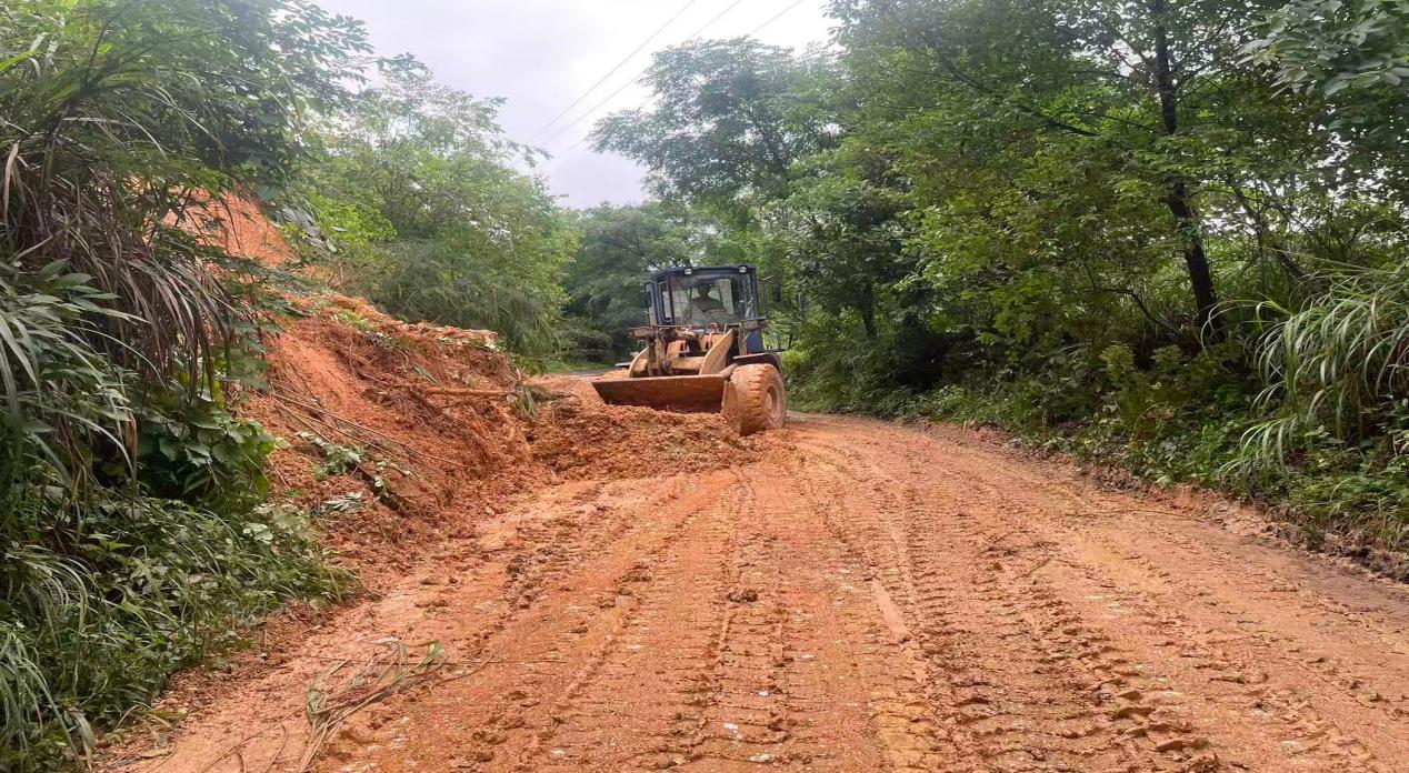 让党旗在防汛一线高高飘扬丨芷江公路建设养护中心：以汛为令 闻汛而动 全力保障公路安全畅通