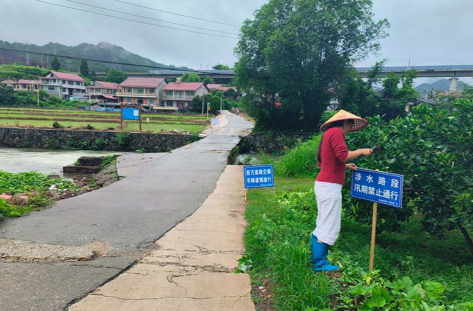 让党旗在防汛一线高高飘扬丨新店坪镇：闻汛而动抢修保畅筑牢群众出行安全防线