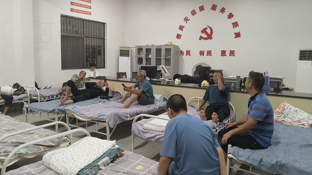 让党旗在防汛一线高高飘扬丨新店坪镇：风雨无情人有情 避险安置暖人心