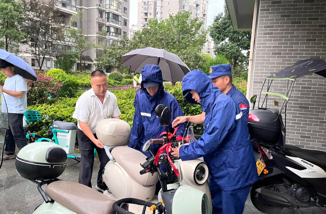 芷江多部门开展住宅小区电动自行车夜查行动