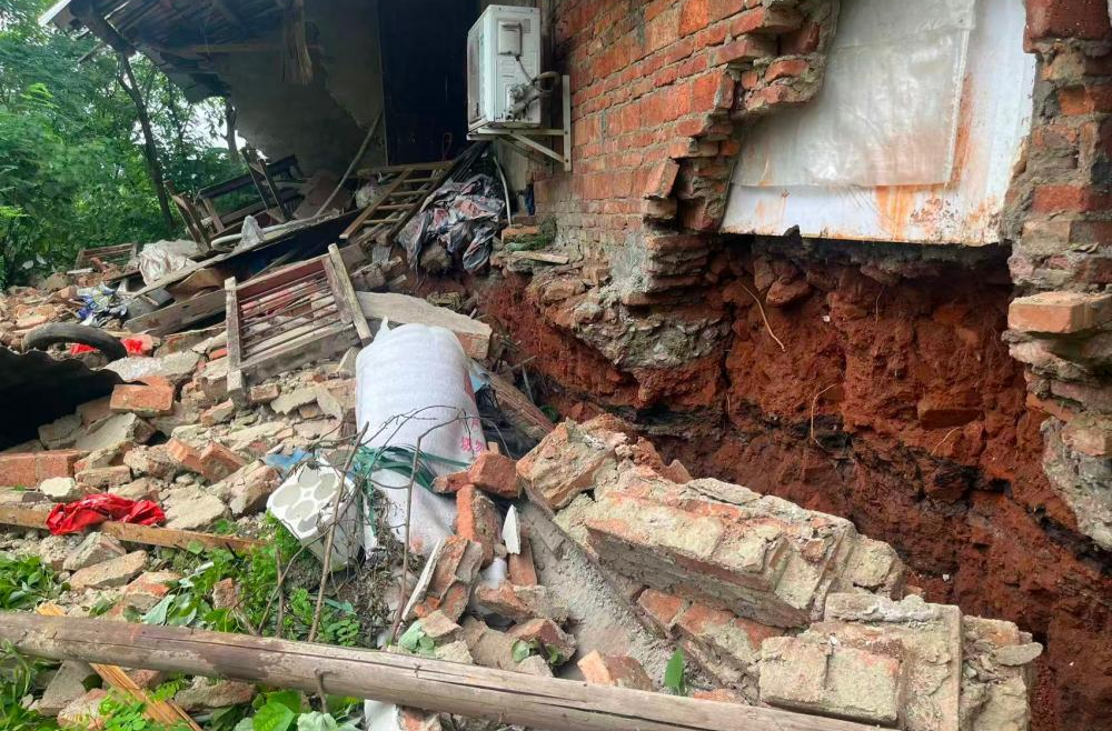 让党旗在防汛一线高高飘扬丨地基悬空，9人紧急撤离 芷江镇成功避险一处房屋坍塌险情