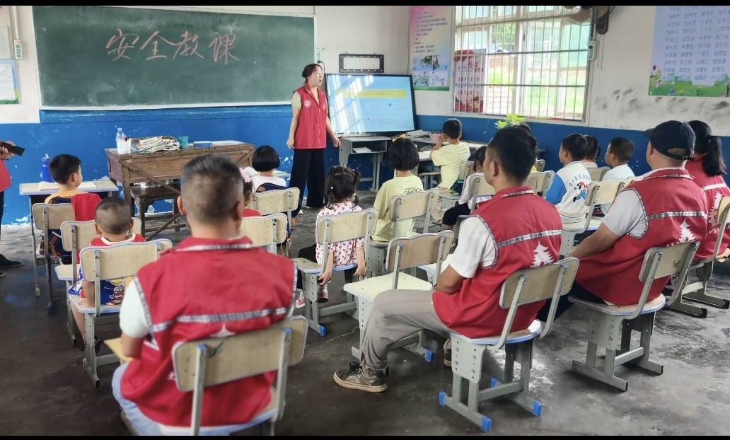 土桥镇两户村：家校同堂学安全 同心守护少年成长