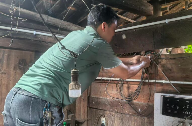 罗卜田乡：干部上门维修线路  点亮群众暖心灯