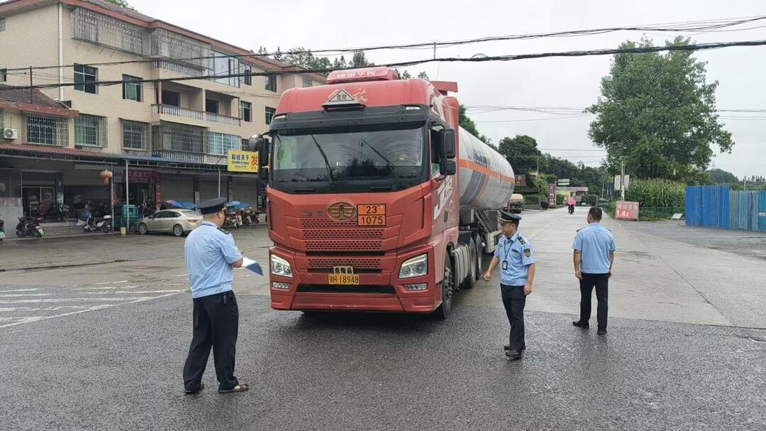 闻“汛”而动 向险而行  芷江交通运输综合行政执法大队扎实开展汛期“三客一危”安全检查专项行动