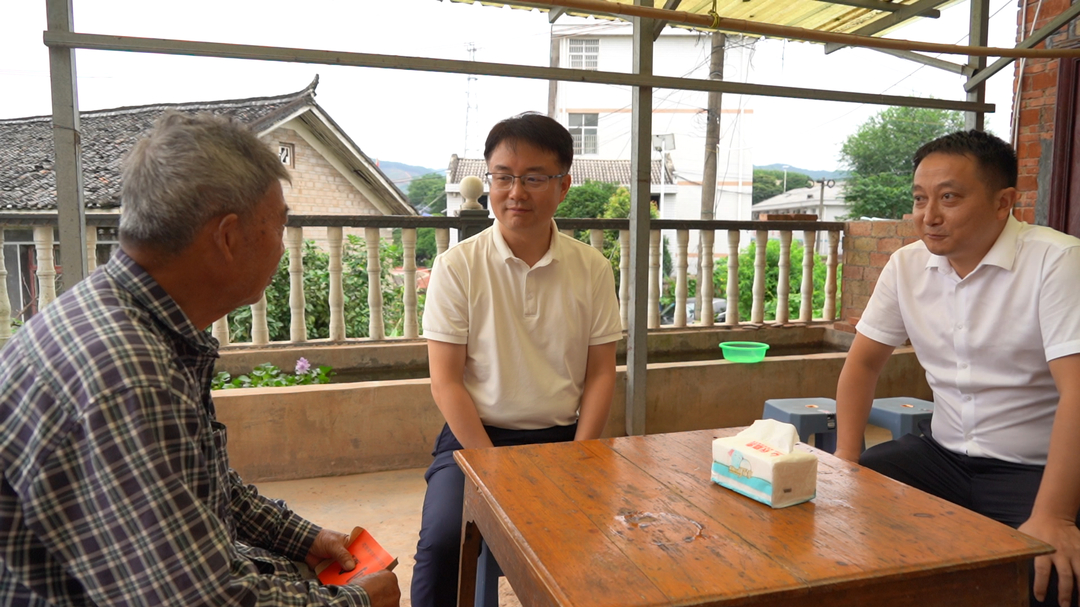 林涛走访慰问困难党员