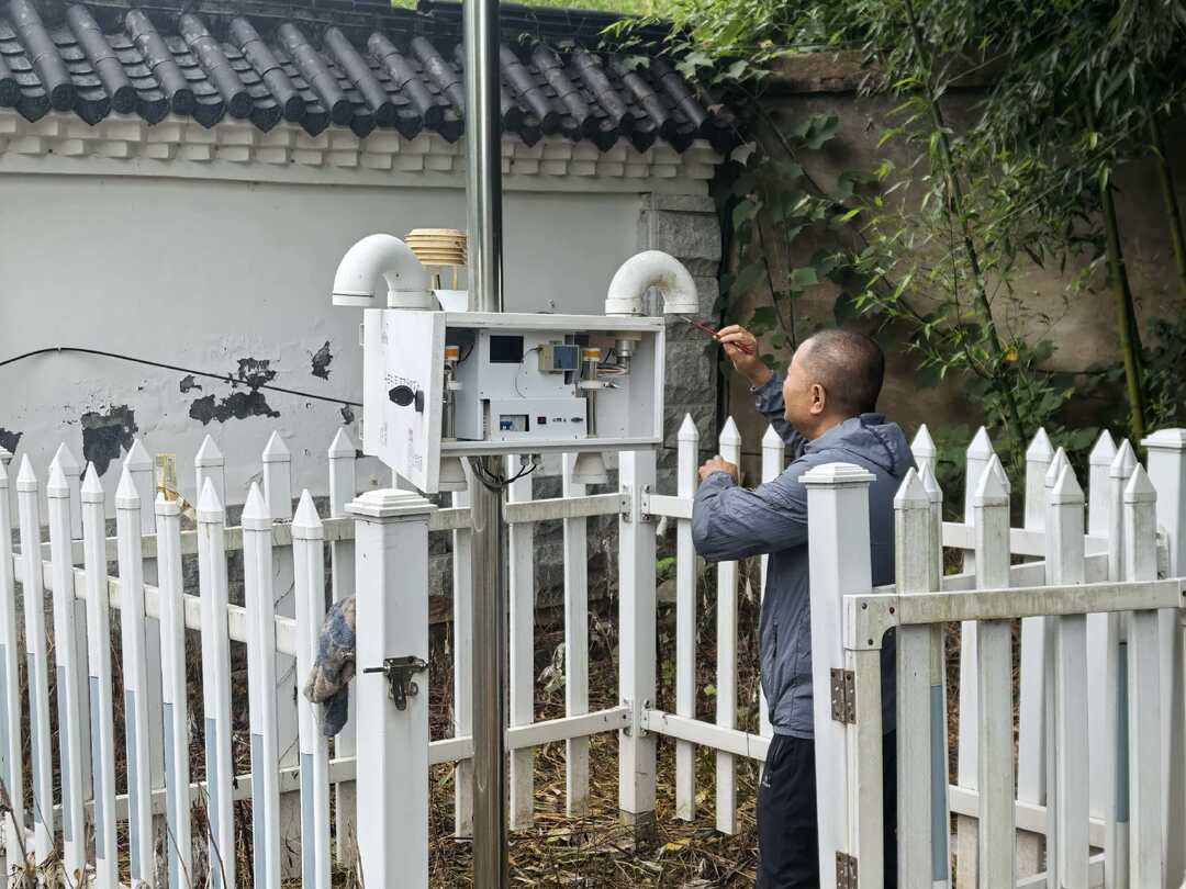 抢抓时机维护气象站 抓实防汛备汛工作