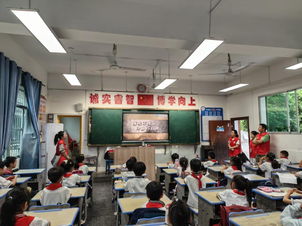 芷江镇南街社区开展安全教育进校园活动