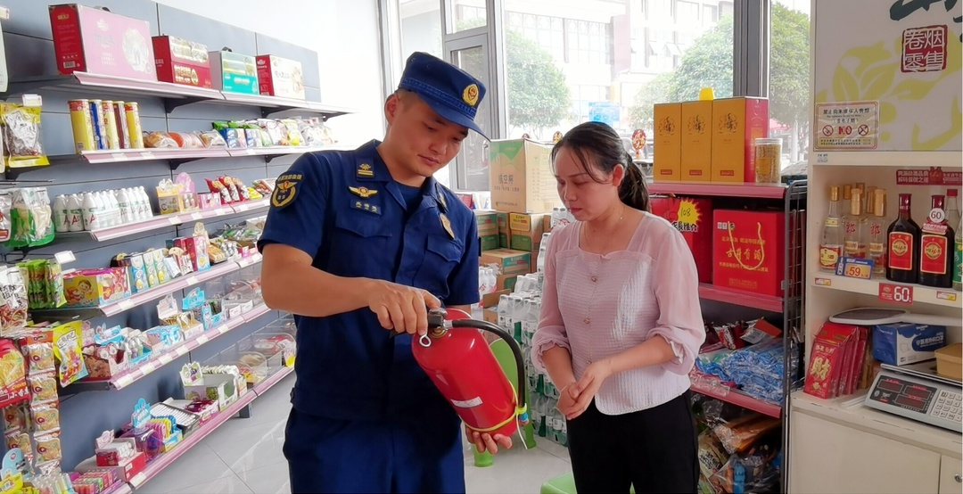 芷江消防救援大队宣传服务队深入沿街门店开展消防安全专项宣传