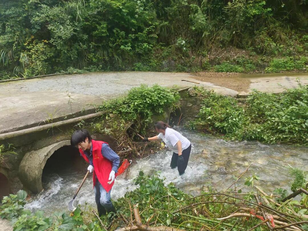 新店坪镇长畈沙村：雨后抢疏涵洞 牢守汛期安全