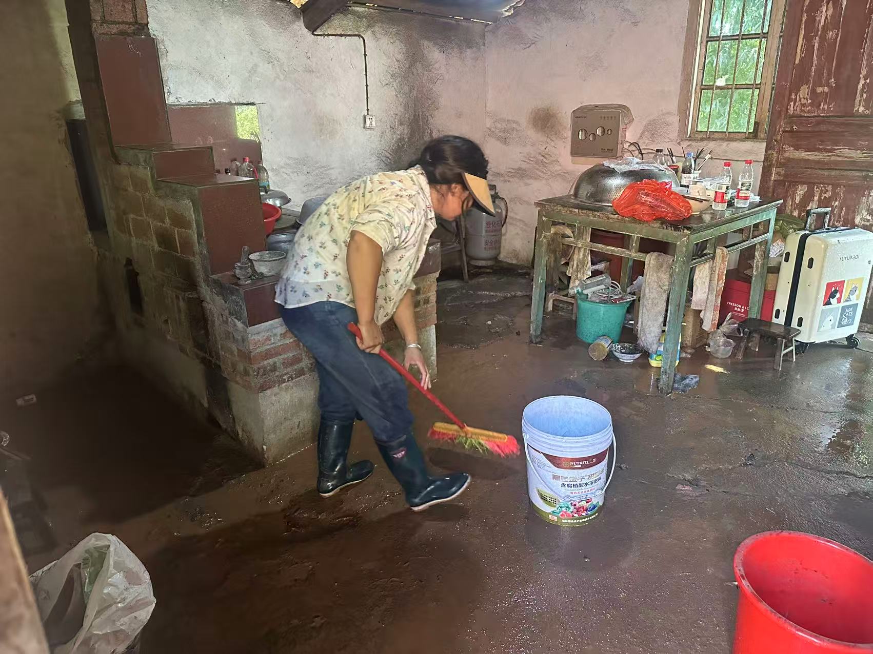 芷江镇台上村：干群同心清淤泥 暖心服务护老人