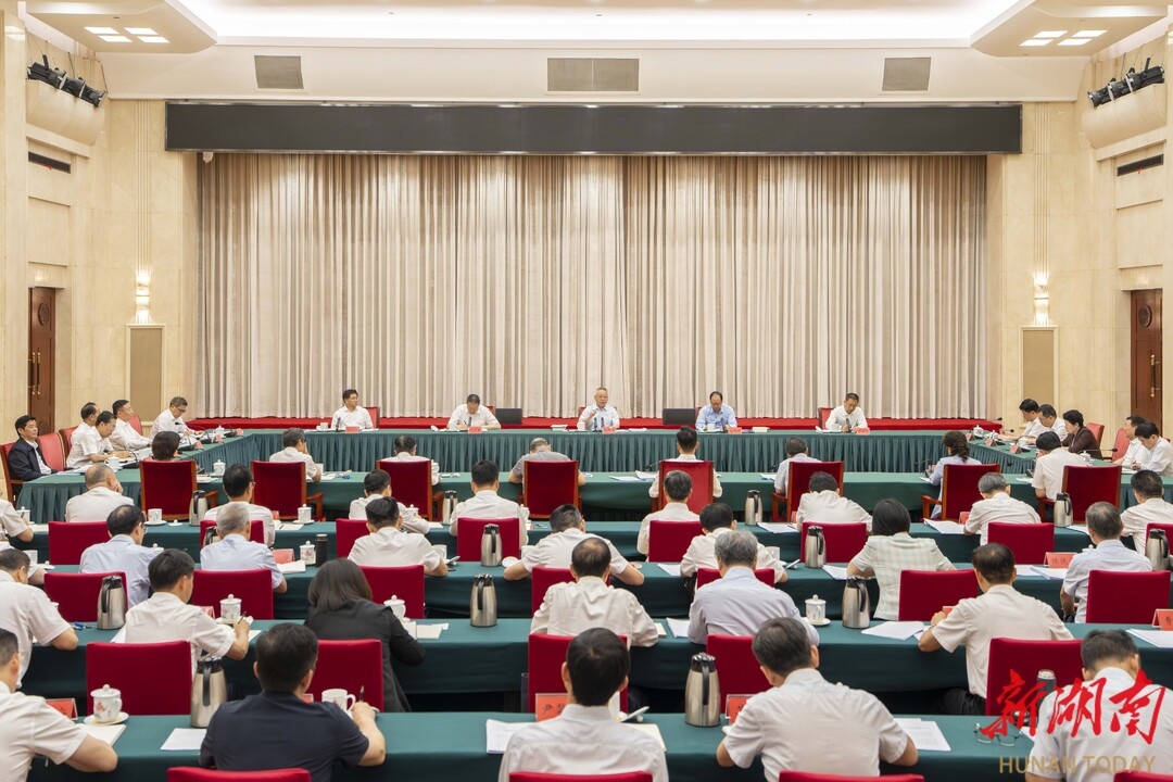 沈晓明主持十二届省委理论学习中心组第六十八次集体学习