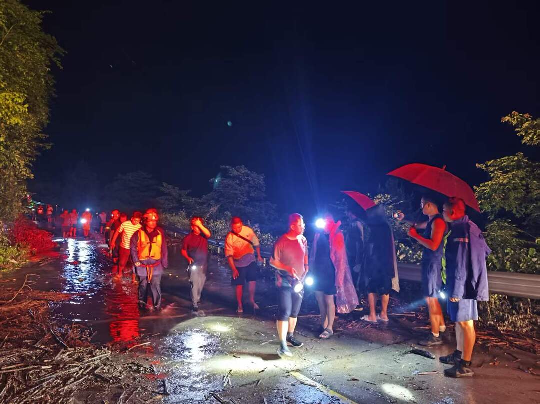 激流搭起生命桥 芷江连夜紧急营救19名山洪被困群众